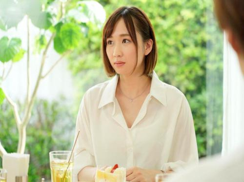 Pekerja kantoran ini debut di JAV untuk pertama kalinya
