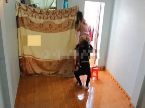 Adik tetangga yang tidak memakai celana dalam, meminta adik laki-lakinya untuk memperbaiki rumah