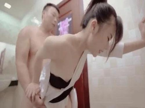 Menguntit dan meniduri seorang gadis cantik di kamar mandi